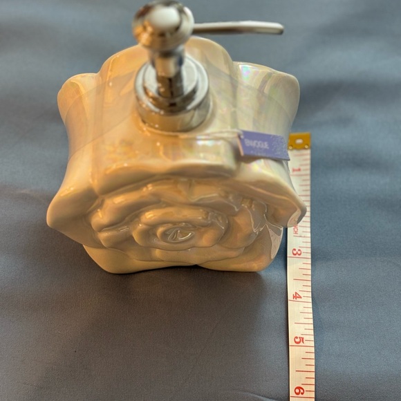 1 ENVOGUE Pearl Ceramic Rose Soap Dispenser — HomeGoods - Picture 7 of 7